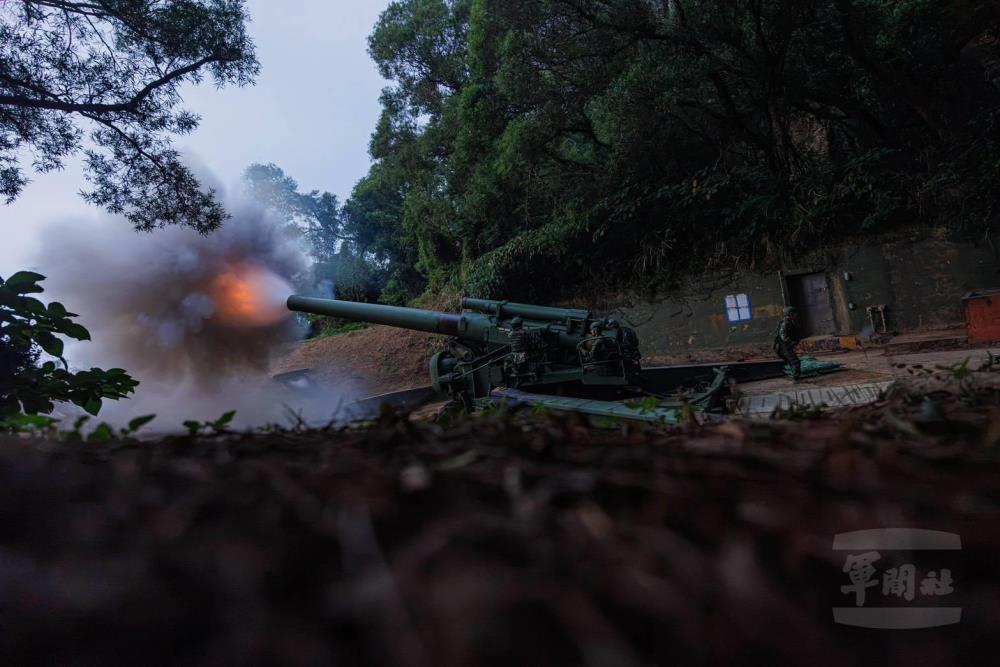 官兵運用240榴彈砲進行實彈射擊。（青年日報提供）