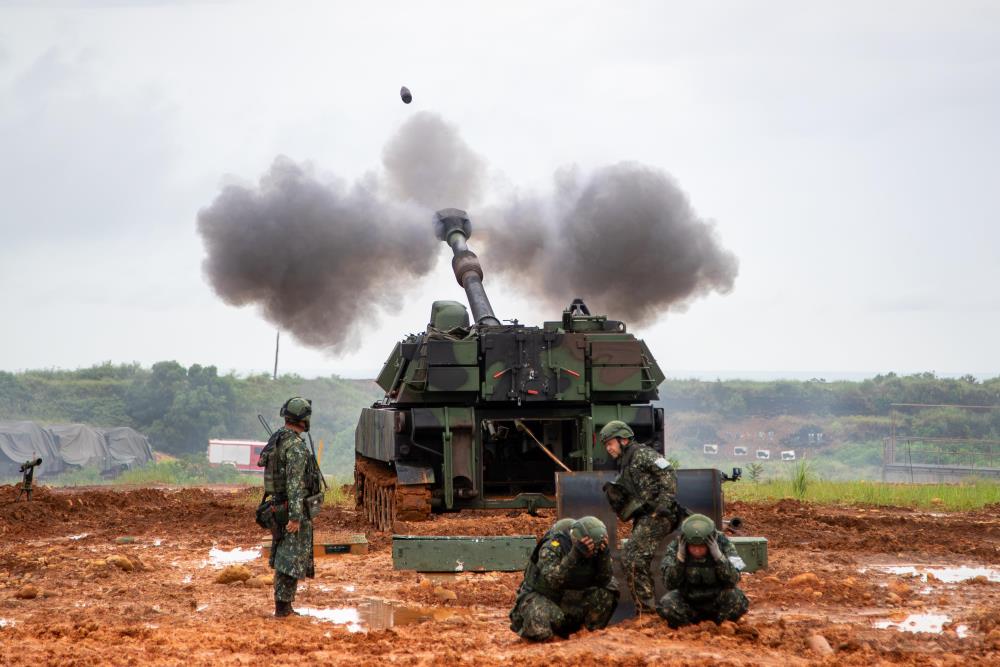 M109A2自走砲實施實彈射擊。（軍聞社記者王進福攝）