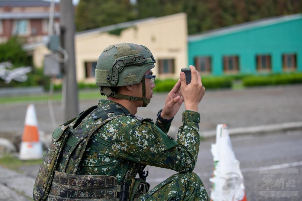 運用TAK手機即時傳遞戰場資訊。（軍聞社記者王進福攝）