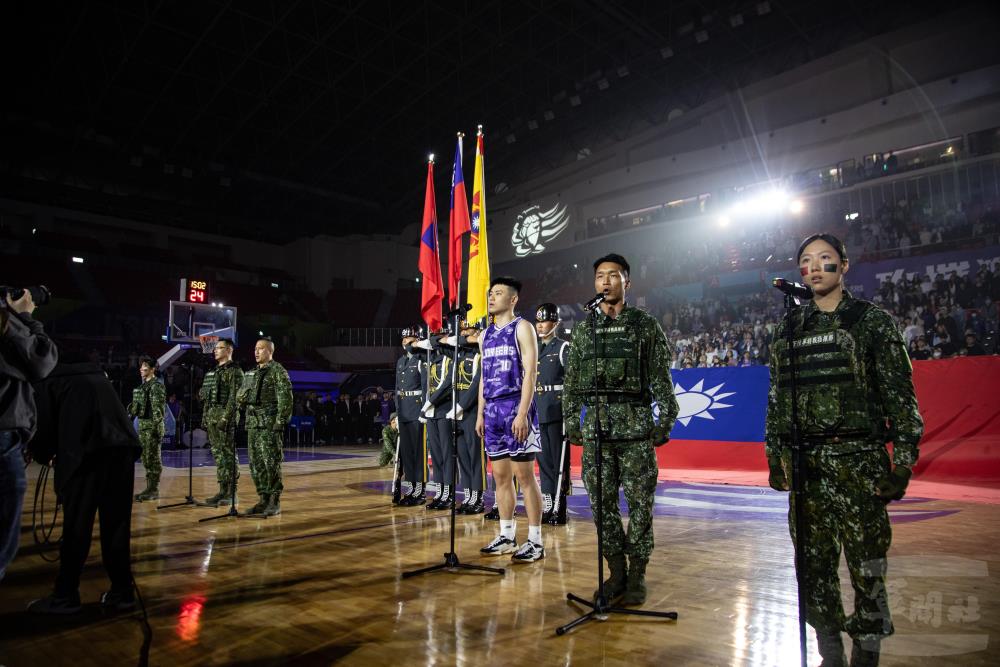 官兵代表與攻城獅球員帶領全場球員、球迷齊唱國歌。（軍聞社記者王茗生攝）