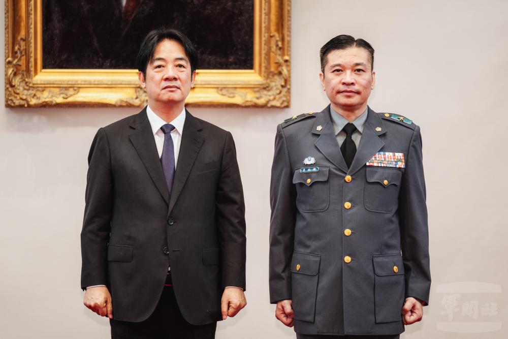 總統與吳純顯少將合影。（軍聞社記者陳彥樺攝）
