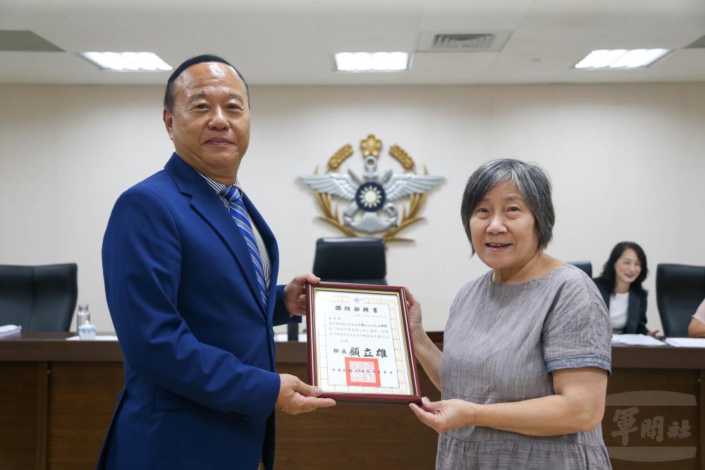 柏副部長頒發委員聘書。（軍聞社記者侯凱議攝）