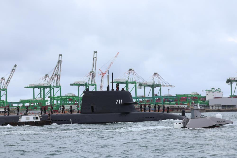 國造潛艦海鯤軍艦4日持續執行海上測試作業。（軍聞社記者林澤廷攝）