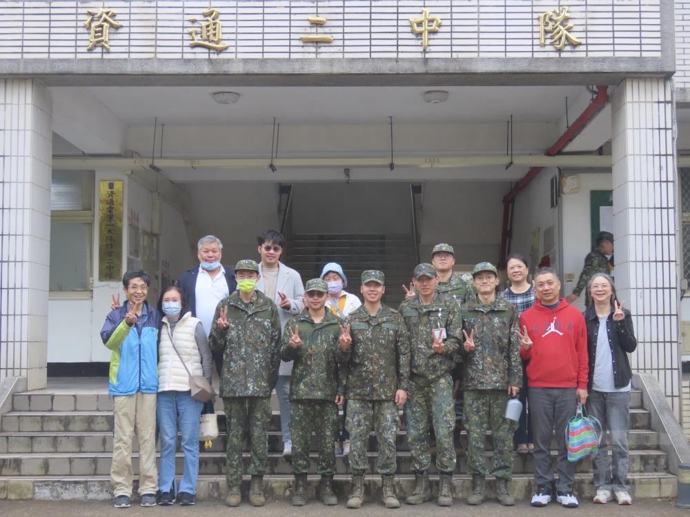 資通一大隊舉辦「新進戰士家屬參訪活動」，官兵與家屬合影。（資通一大隊提供）
