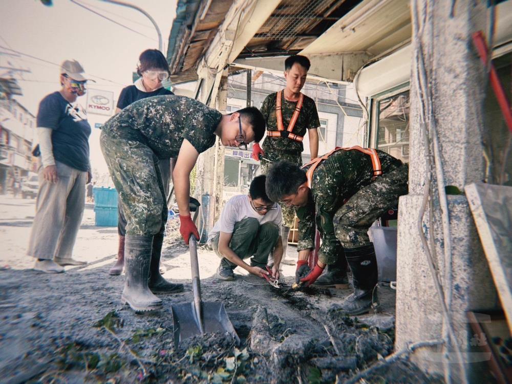 153旅官兵協助店家復原。（第三作戰區提供）