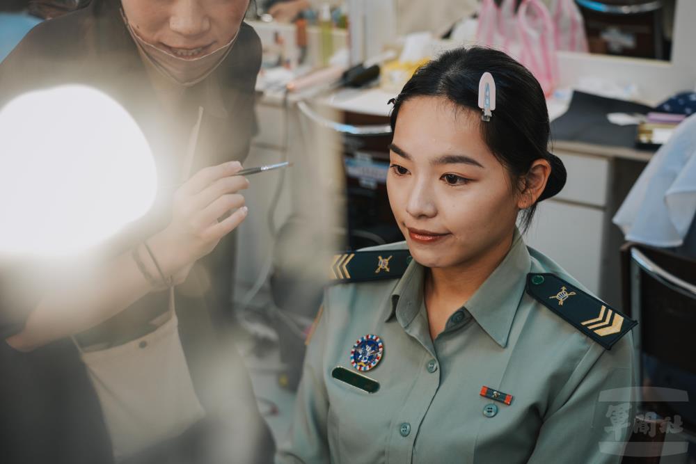 彩妝師進行彩妝技巧教授。（軍聞社記者陳傳奇攝）