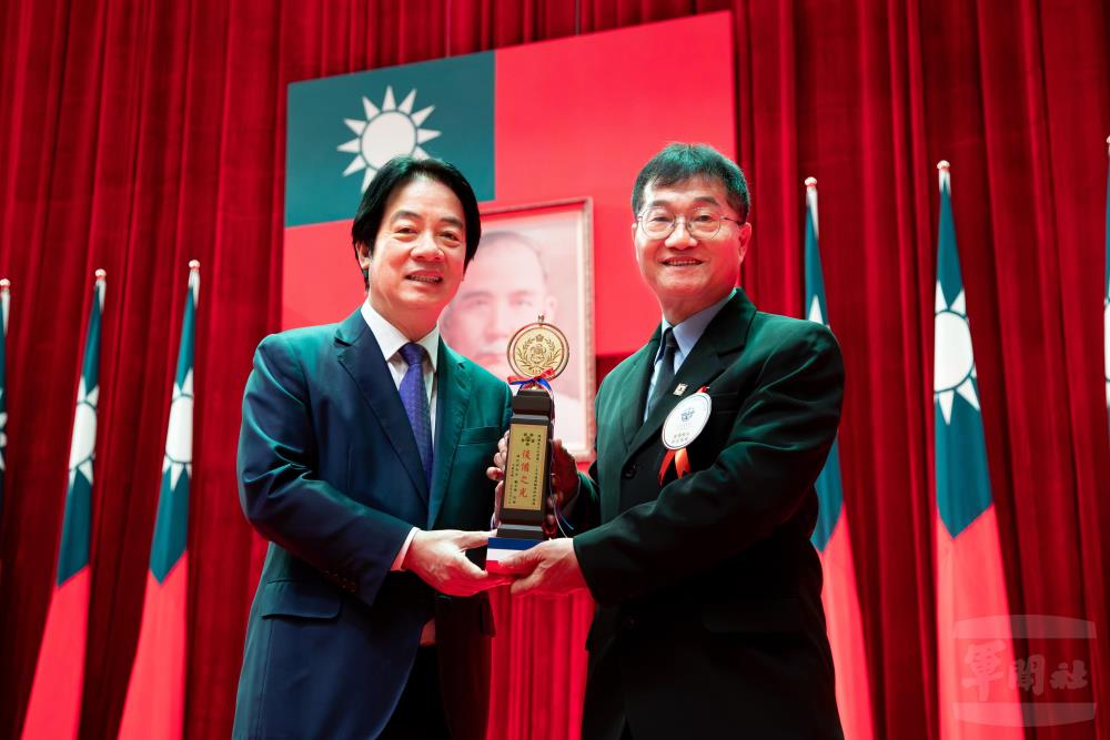 桃園市後備指揮部地區組訓顧問陳國泉榮獲「後備輔導幹部楷模」殊榮。（軍聞社記者王進福攝）