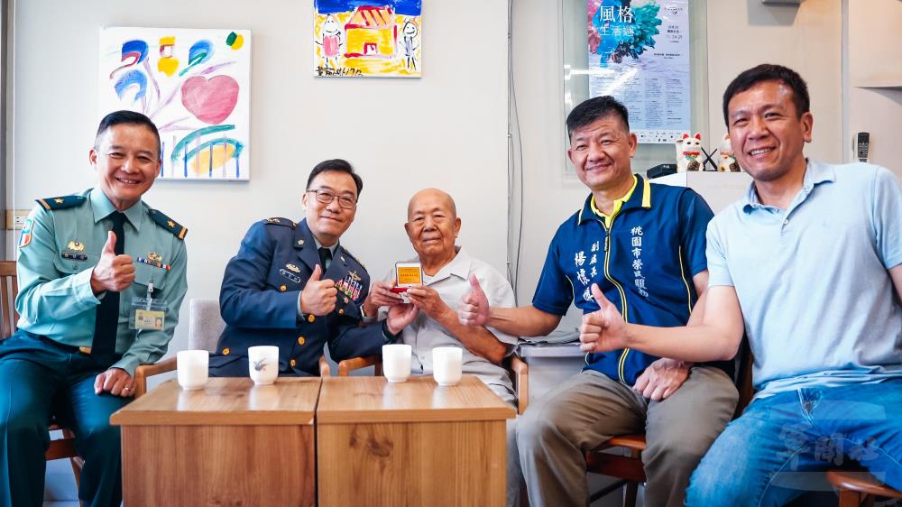 張副司令與秦明德先進及其家人合影。（軍聞社記者吳東昇攝）