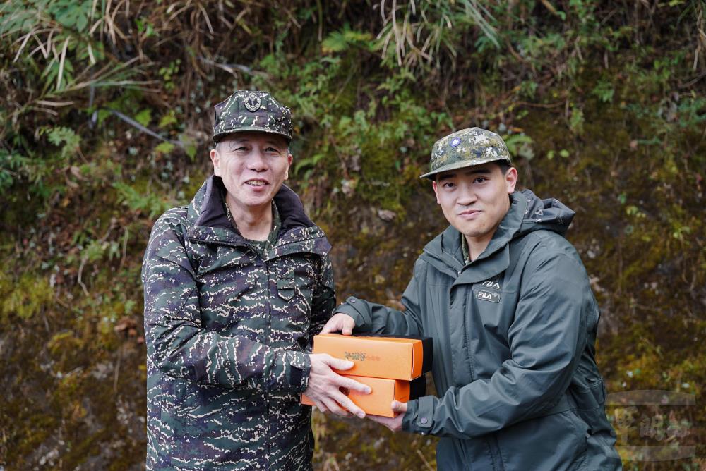 梅總長特別準備羊肉爐，犒慰駐守偏遠地區的官兵，供大家加菜祛寒。（軍聞社記者李恬恬攝）