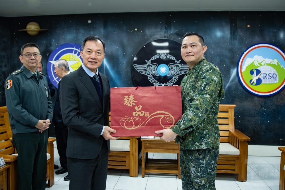 鍾副部長代表部長致贈慰問品，肯定官兵守護家園的辛勤付出。（軍聞社記者王茗生攝）