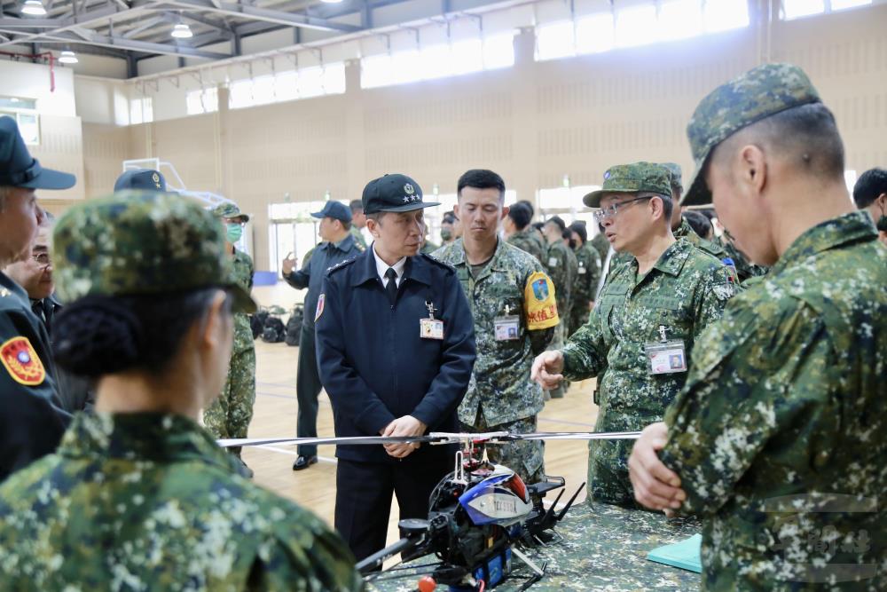 劉上將視導無人機運用介紹課程實況。（國防大學提供）