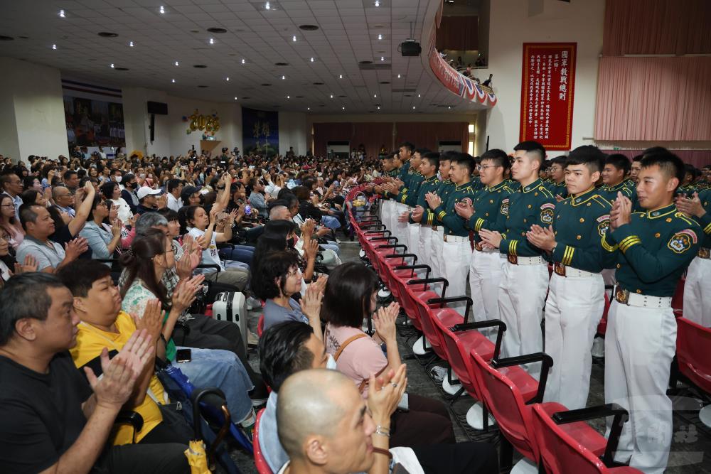 梅總長請在場畢業生面向師長、家人，感謝他們的支持，共同見證榮耀時刻。（軍聞社記者林澤廷攝）