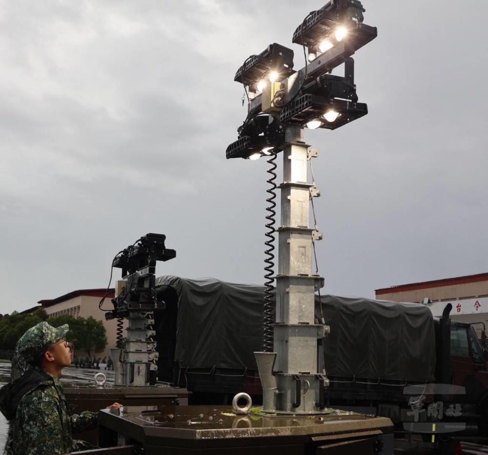 官兵實施照明尾車架設檢整作業。（第四作戰區提供）