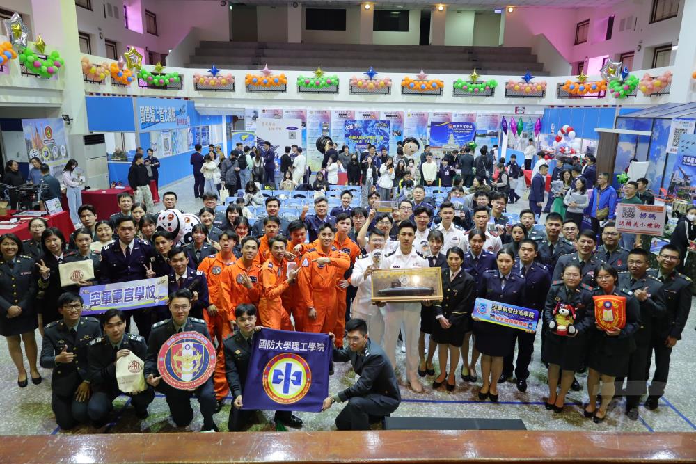 中部地區各軍事院校學生代表合影。（中部地區人才招募中心提供）