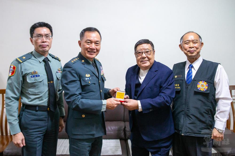 鍾樹明副部長7日頒贈前陸軍上校樊定永先進「紀念二戰暨抗戰勝利80週年紀念徽章」。(軍聞社記者王進福攝) 鍾樹明副部長7日頒贈前陸軍上校樊定永先進「紀念二戰暨抗戰勝利80週年紀念徽章」。(軍聞社記者王進福攝)