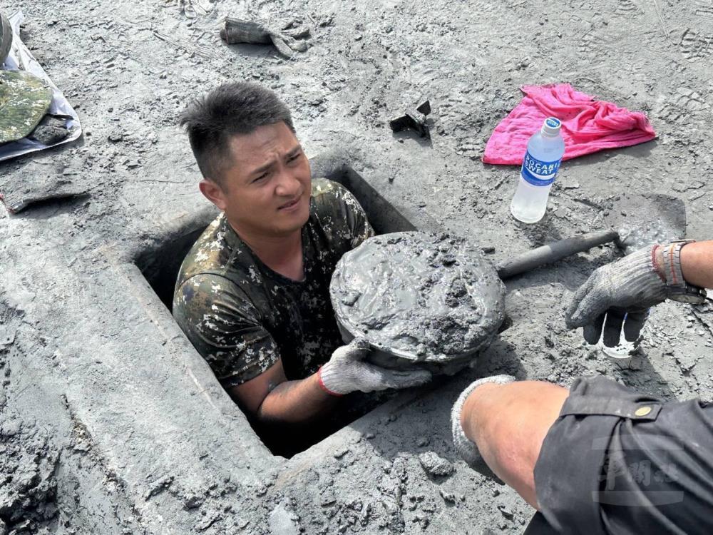 269旅官兵清理水溝淤泥。（第三作戰區提供）