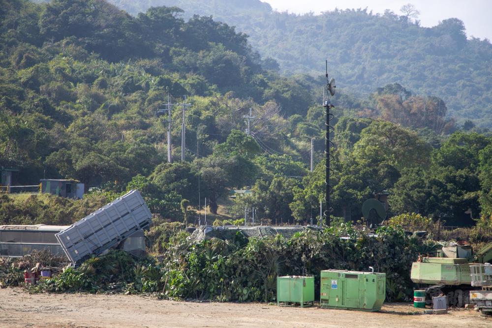 飛彈發射車配合地貌實施偽裝，對敵船團實施攻擊。（軍聞社記者王進福攝）
