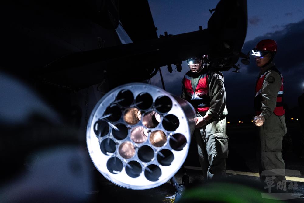 武器組官兵協力掛載海神火箭彈。（軍聞社記者林庭暉攝）