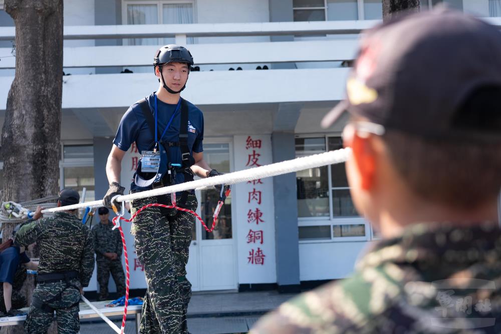 學員體驗「突擊吊橋」課程。（軍聞社記者林庭暉攝）