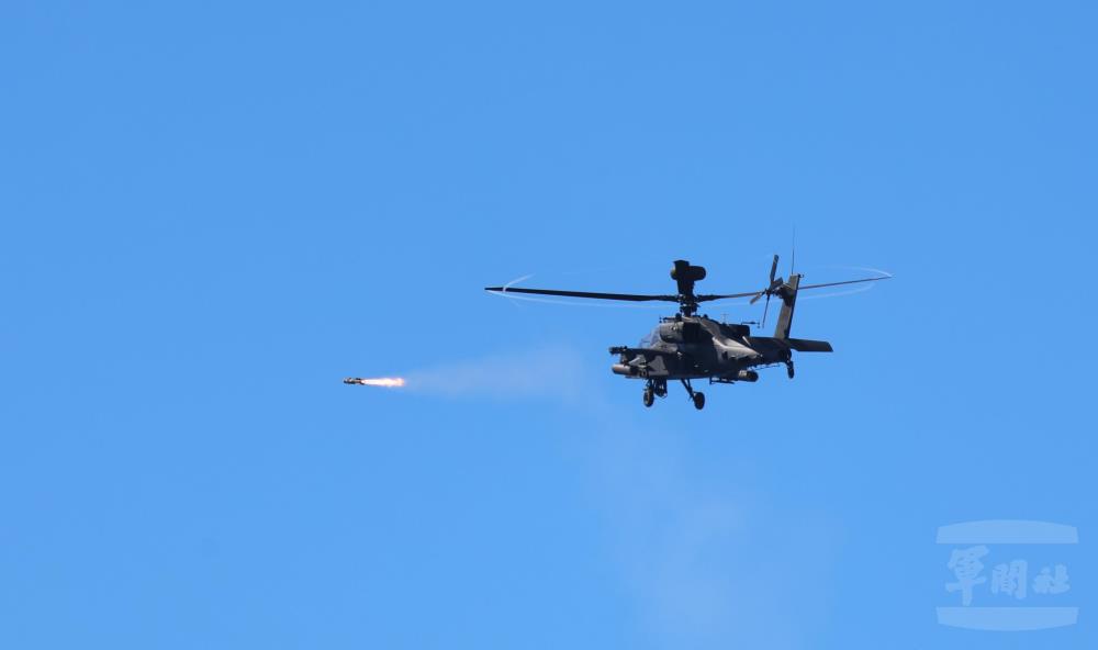 AH-64E阿帕契攻擊直升機射擊「地獄火飛彈」。（軍聞社記者林澤廷攝）