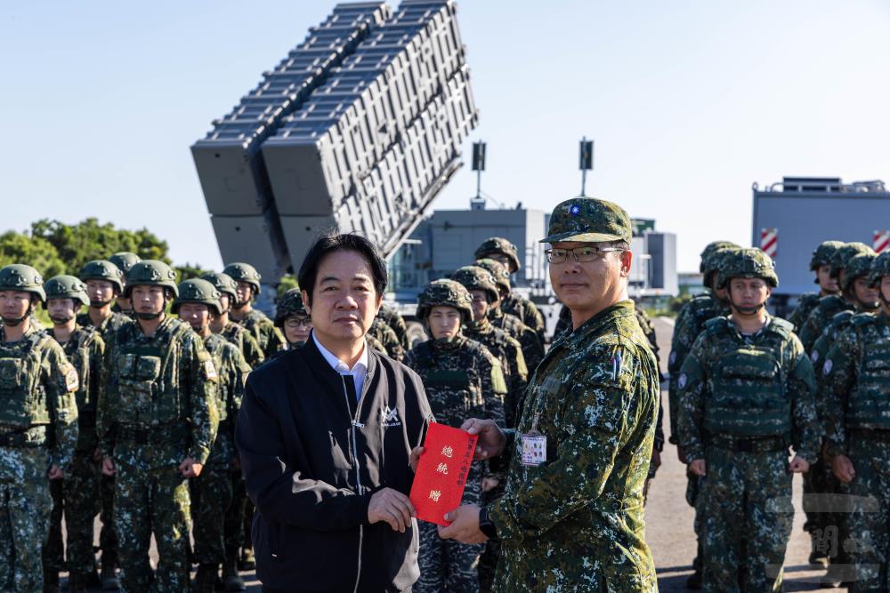 賴總統頒發加菜金慰勉官兵辛勞。（軍聞社記者蔡枋澐攝）
