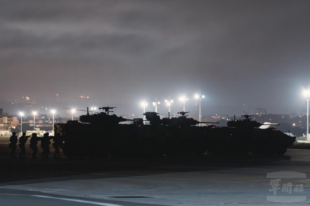 憲兵裝步第239營衛戍區打擊部隊應援投入作戰。（軍聞社記者陳彥樺攝）