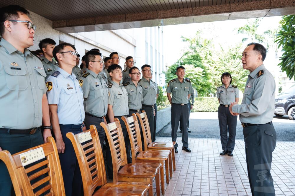 鍾副部長關心同仁工作狀況。（軍聞社記者陳彥樺攝）