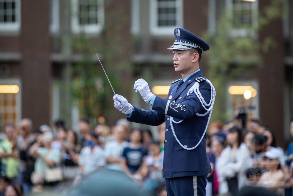 在指揮的引領下，空軍樂隊完成精彩演出。（軍聞社記者王進福攝）