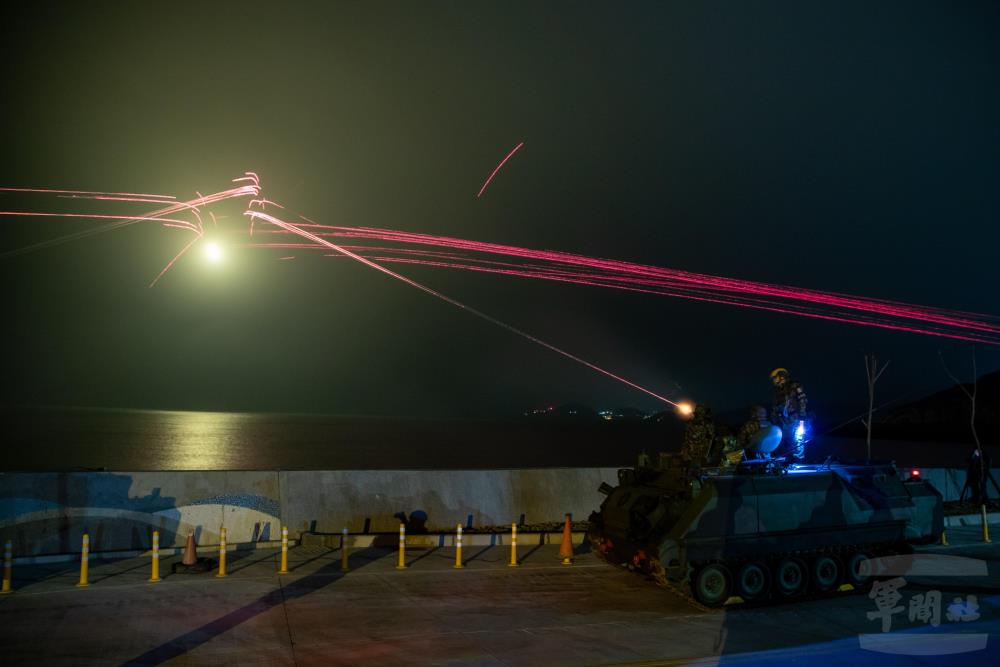 雲台操演夜間射擊