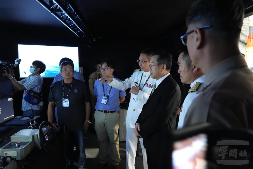 專人向顧部長解說操船模擬機。（軍聞社記者呂尚俞攝）