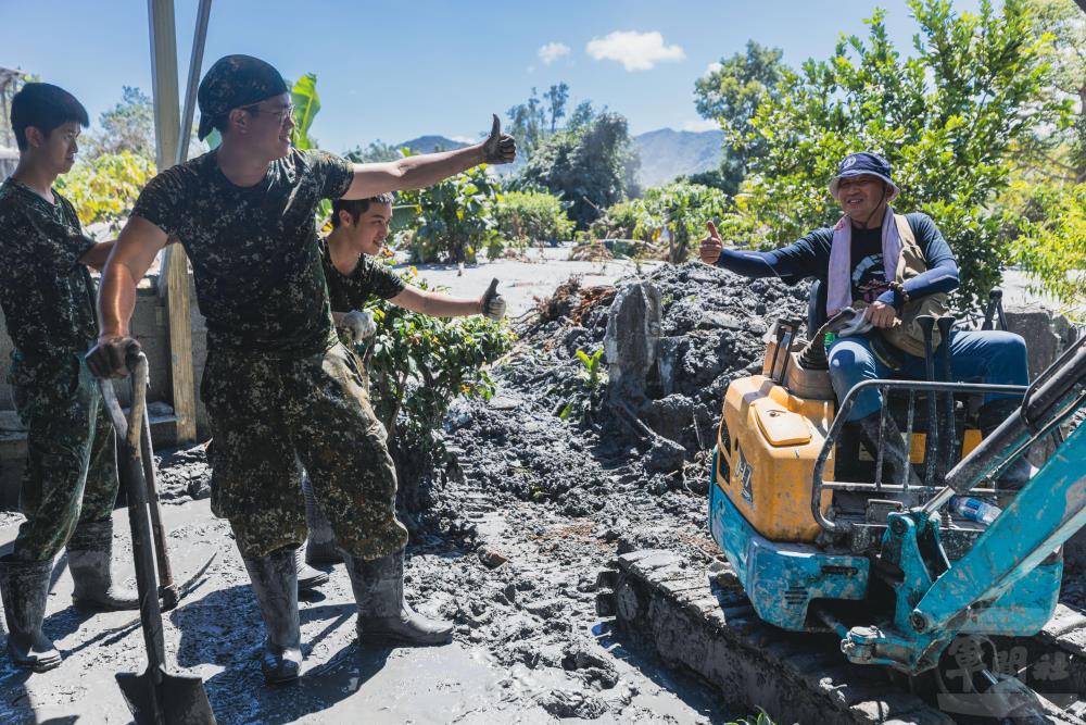 軍民齊心守護家園。（第二作戰區提供）