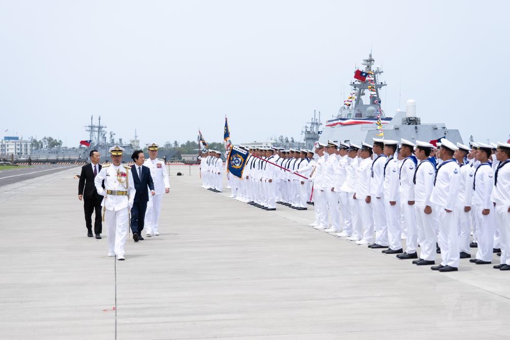 賴總統校閱旭江、丹江及塔江艦部隊。（軍聞社記者林庭暉攝）