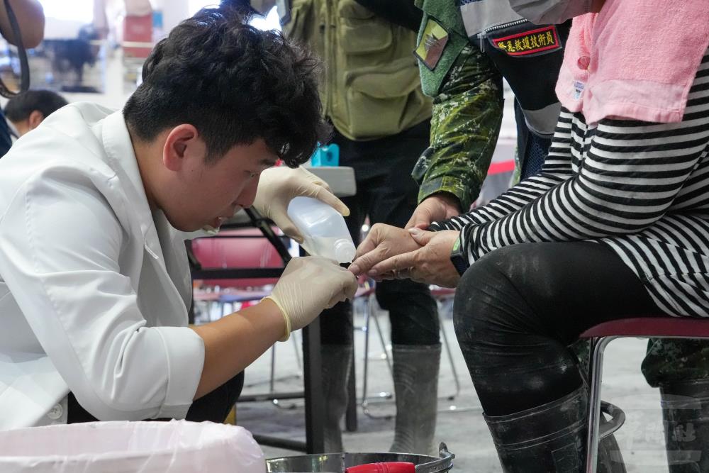 國軍醫護人員於光復商工提供醫療處置。（軍聞社記者侯凱議攝）