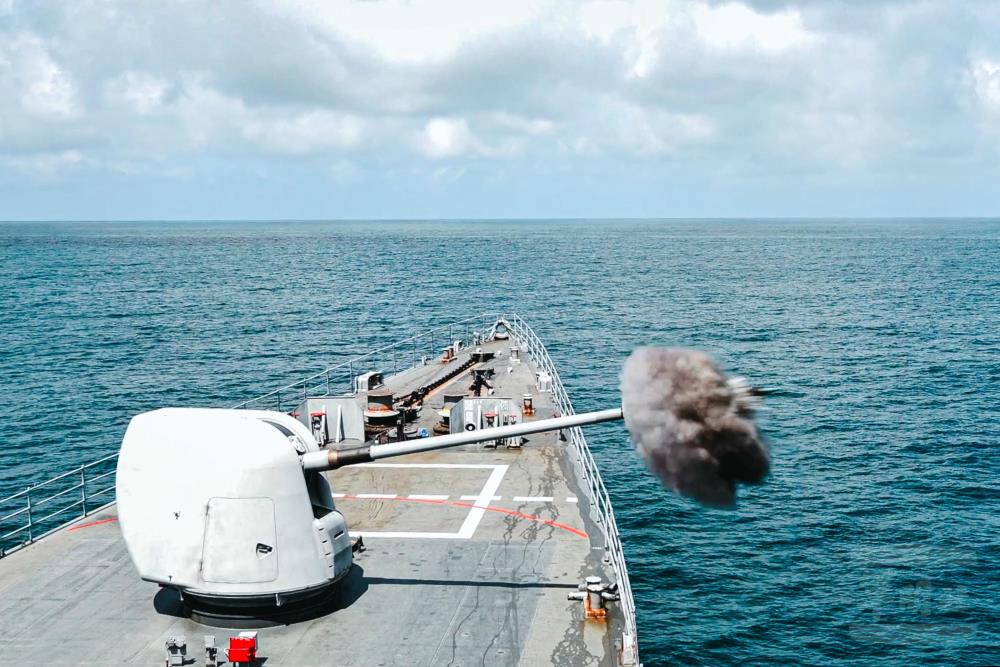 基隆級軍艦射擊五吋砲。（海軍艦隊指揮部提供）