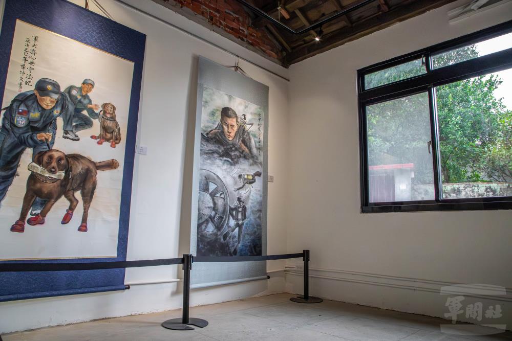 陳展於中心新村的水墨創作。（軍聞社記者尤昱翔攝）