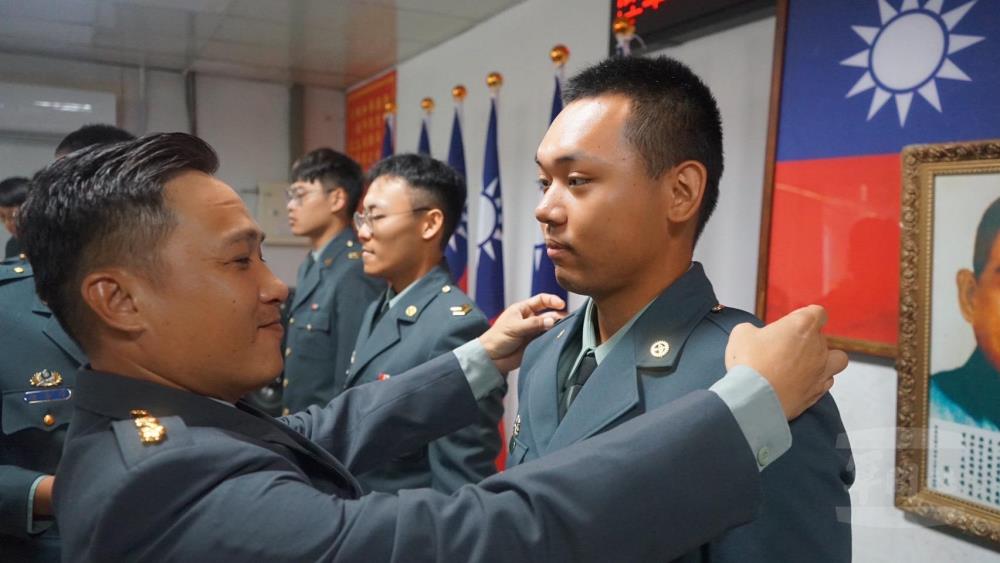 廠長朱上校為單位同仁晉任授階。（陸軍第八軍團提供）