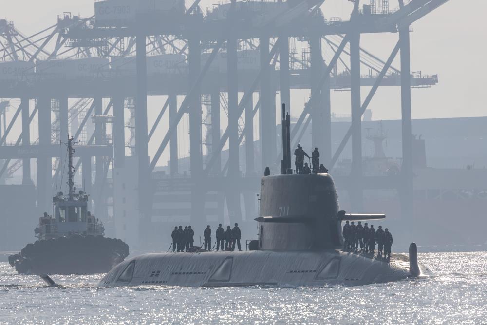 「海鯤軍艦」執行潛航測試。（軍聞社記者林澤廷攝）