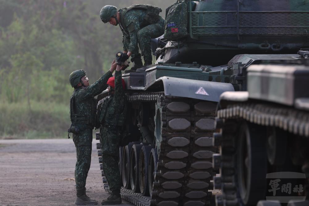 各車組完成彈藥裝載。（軍聞社記者林澤廷攝）