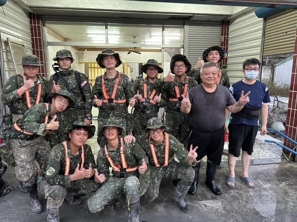 153旅官兵協助屋主民宅清淤整理後合影。（第三作戰區提供）
