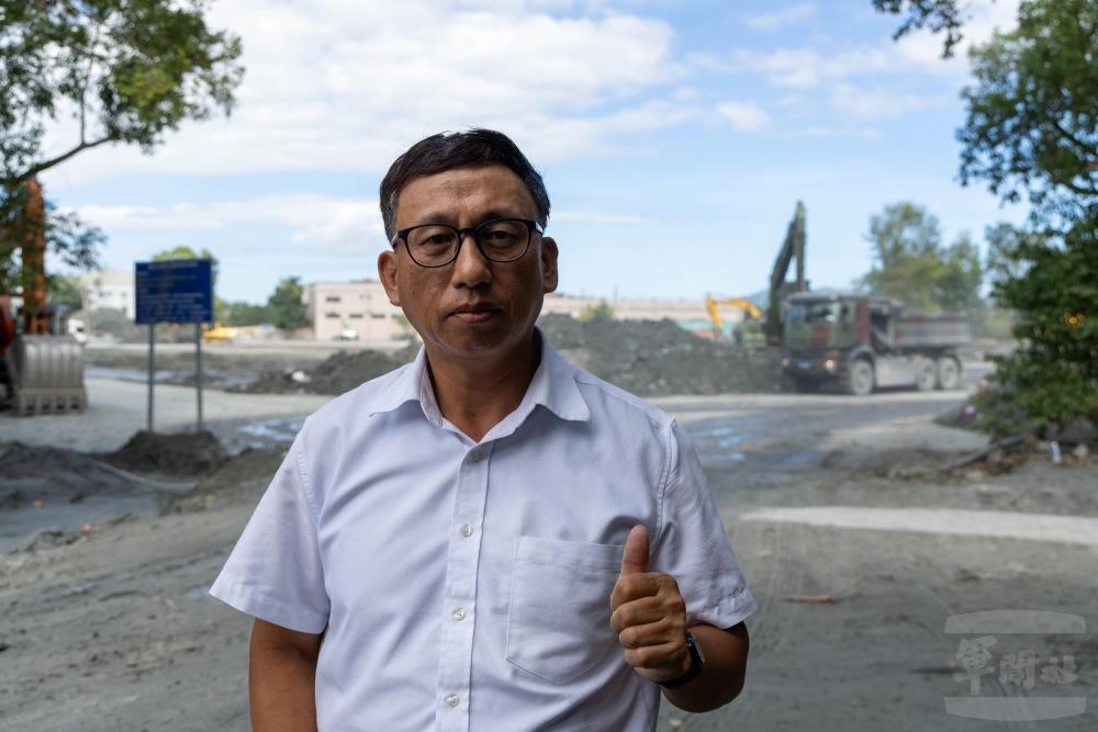 花蓮光復商工庶務組長馬仁智，感謝官兵成為重要的依靠。（軍聞社記者蔡枋澐攝）