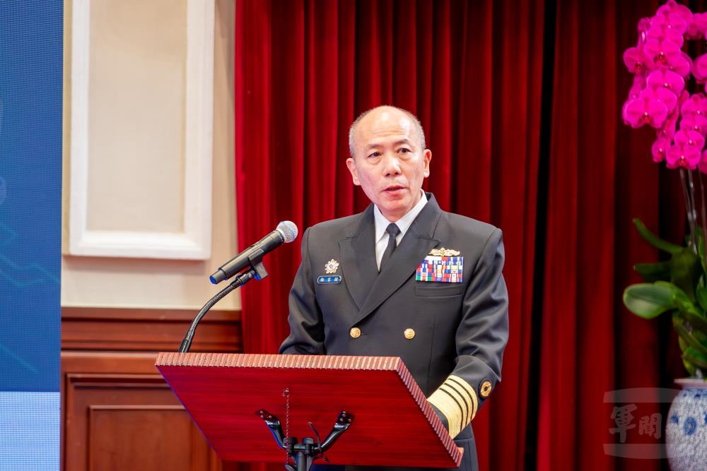 參謀總長梅上將在記者會中就「政府整體軍事投資與裝備採購內容」進行簡報。（軍聞社記者王進福攝）