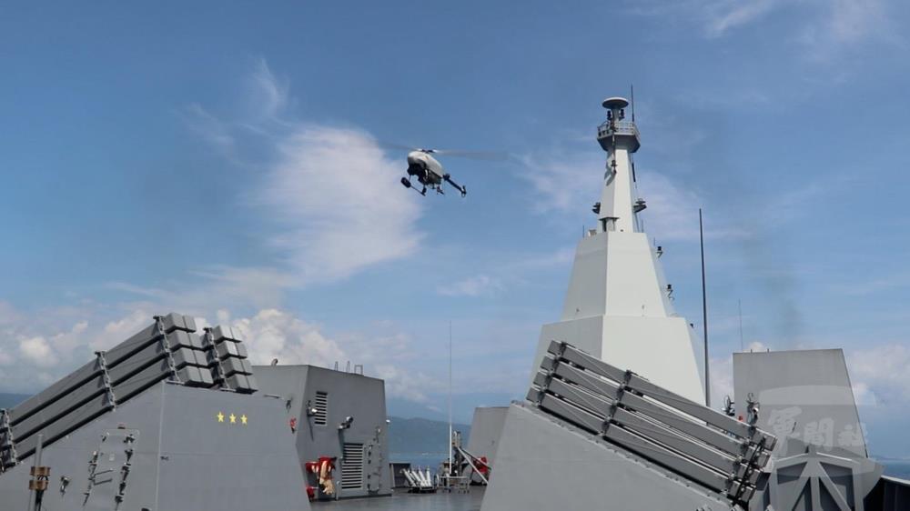 官兵運用無人機執行海上監偵任務，掌握周邊海域動態。（海軍司令部提供）