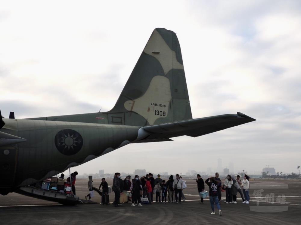 空軍疏運澎湖軍民　展現為民服務精神