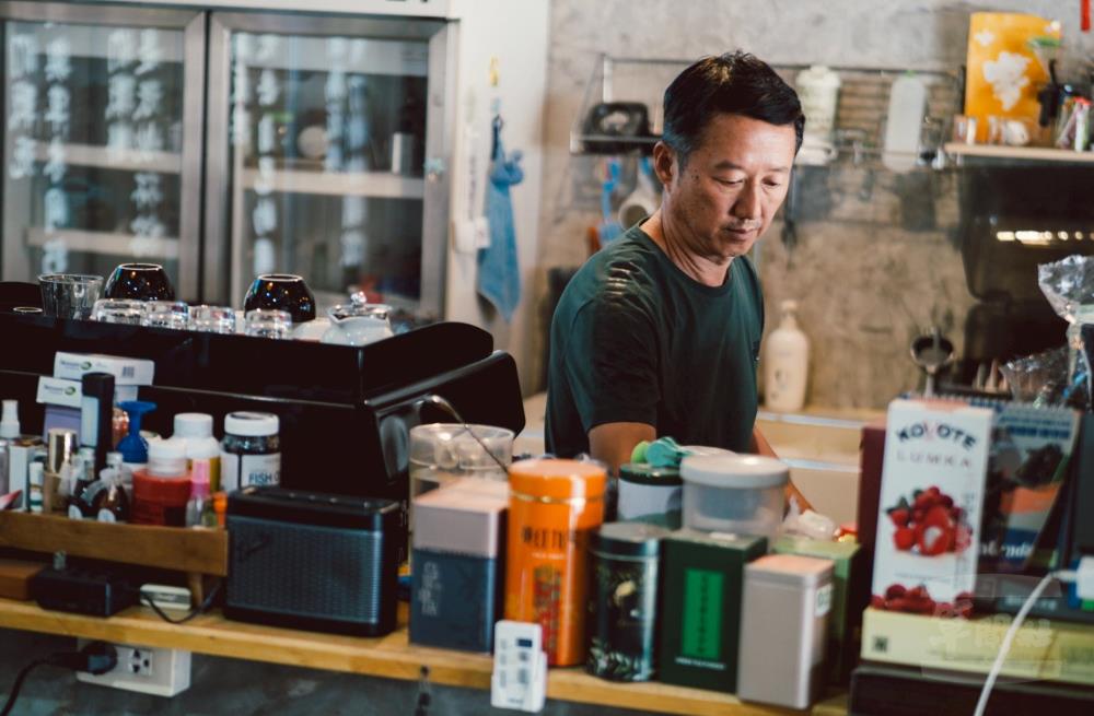 張鴻才專注沖泡咖啡。（軍聞社記者陳軍均攝）