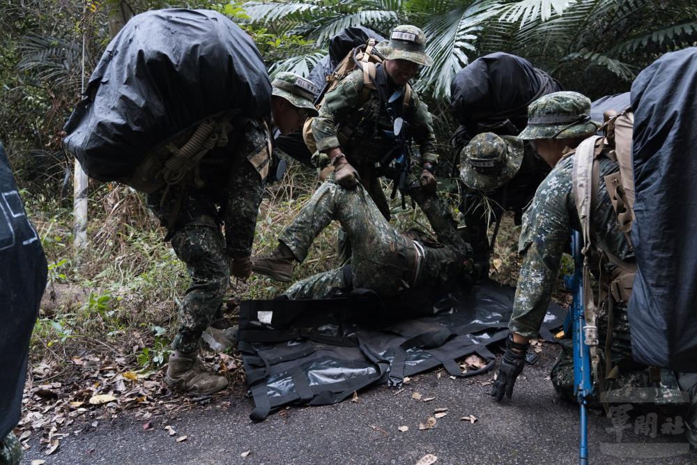 教官下達突發狀況處置指令，學員實施戰傷救護。（軍聞社記者李恬恬攝）