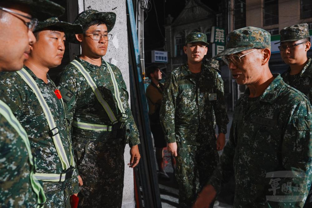 陳副總長感謝工兵單位於夜間清除道路淤泥與廢棄物。（軍聞社記者陳傳奇攝）