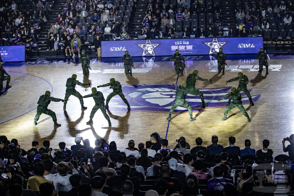 陸軍特戰指揮部戰技隊操演。（軍聞社記者王茗生攝）