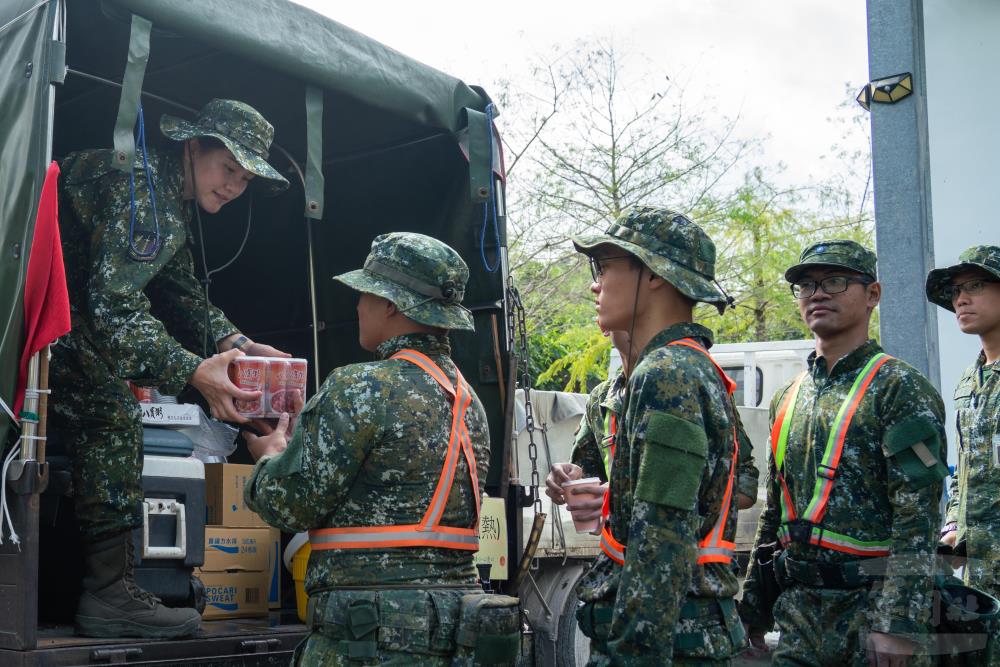 作戰區派遣「點心車」深入災區補充熱食飲品。（軍聞社記者薛皓文攝）