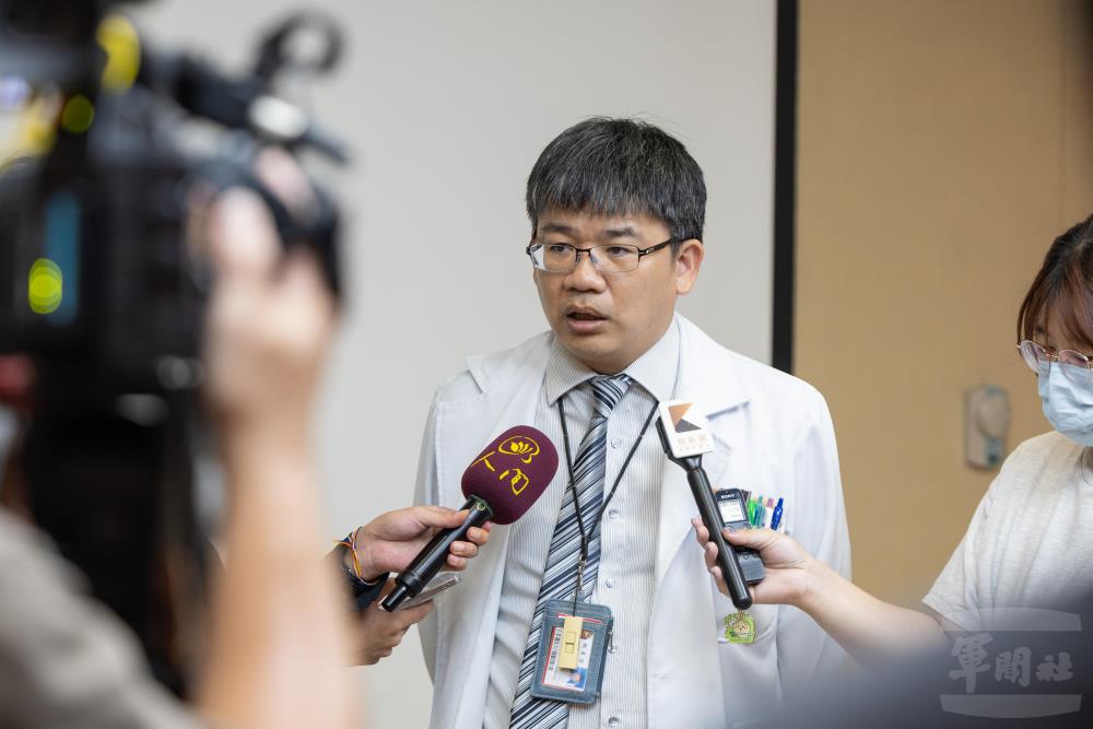 神經部主治醫師林鈺凱說明相關案例。（軍聞社記者吳柏融攝）