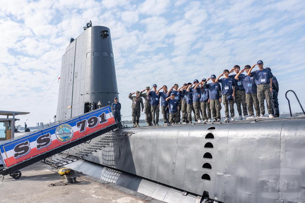 學員參觀海獅軍艦。（軍聞社記者林庭暉攝）